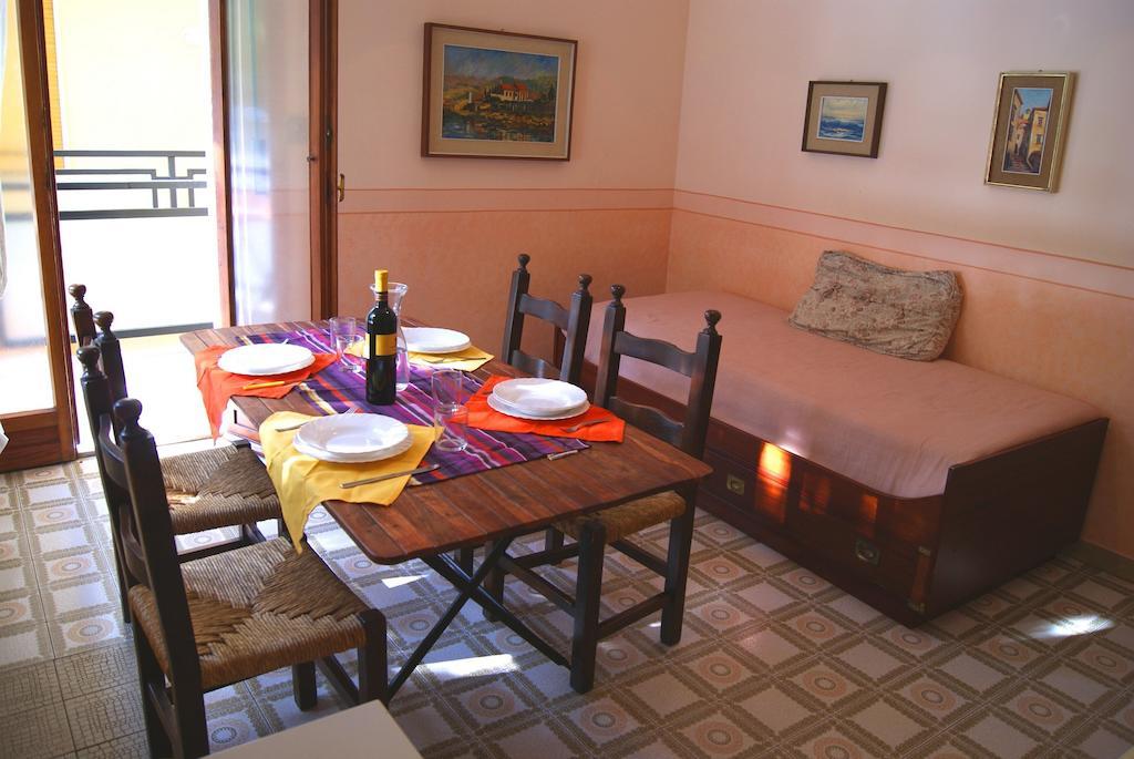 Apartamento La Terrazza Tra Pini E Mare San Bartolomeo Al Mare Habitación foto